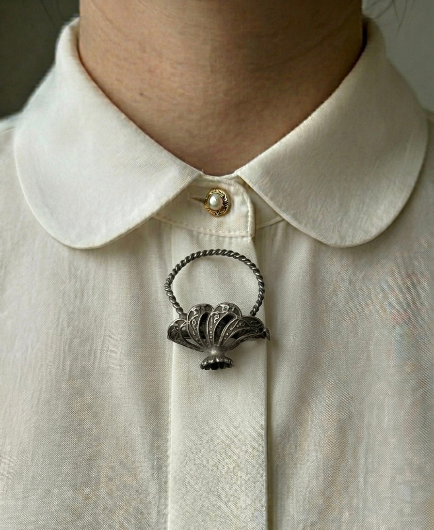Broche en forme de petit panier à fleurs