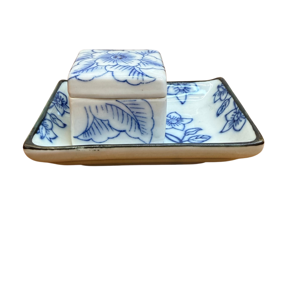 Petit ramequin rectangulaire et petite boîte chinoise