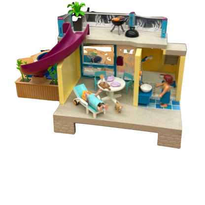 Lot Playmobil – Villa avec piscine, personnages et accessoires