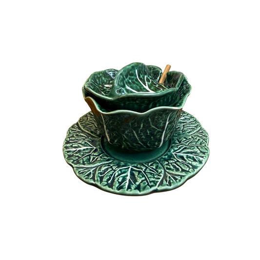 Chou en barbotine avec sa petite cuillère en bois et son dessous