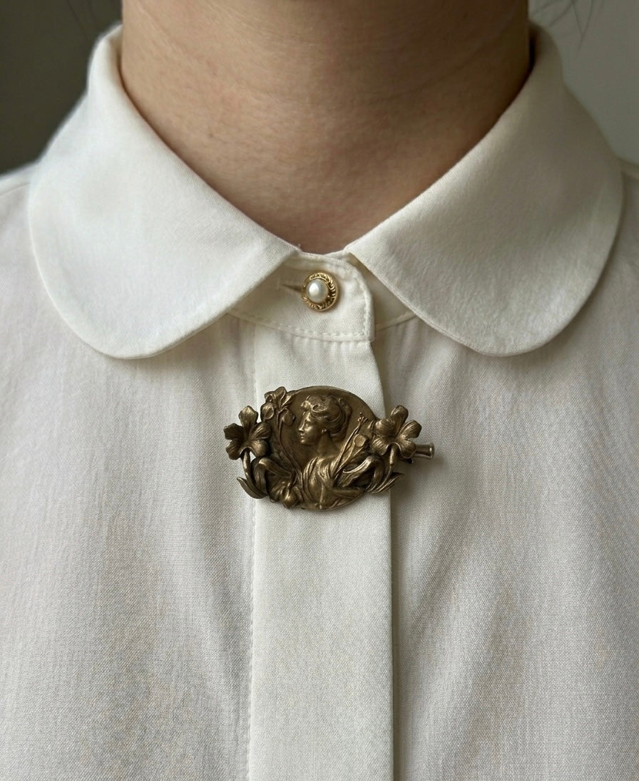 Broche avec dame et fleurs