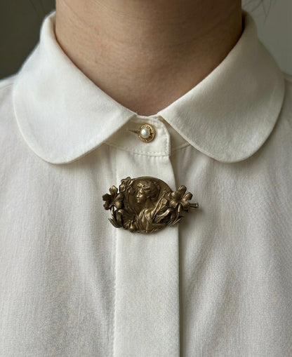 Broche avec dame et fleurs