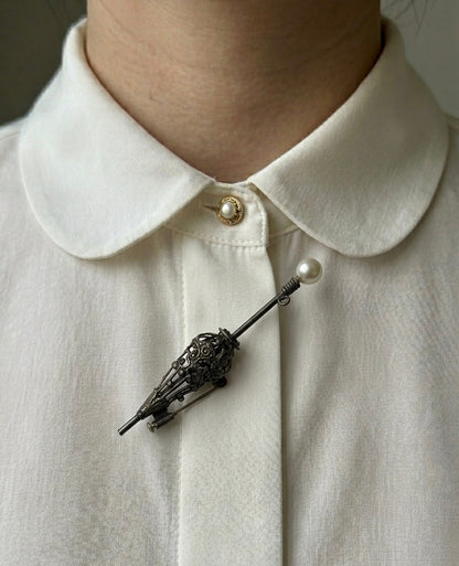 Broche ancienne en forme de parapluie