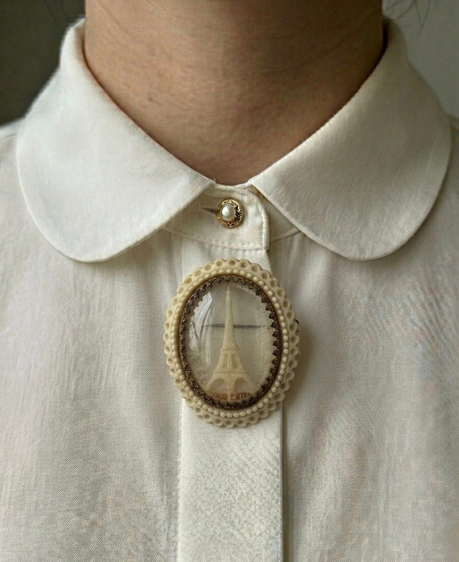 Broche ovale avec Tour Eiffel