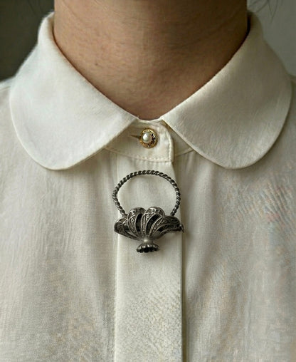 Broche en forme de petit panier à fleurs