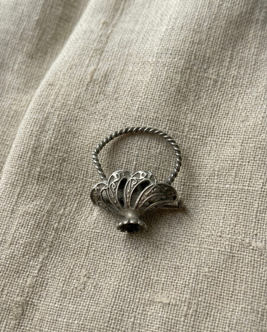 Broche en forme de petit panier à fleurs