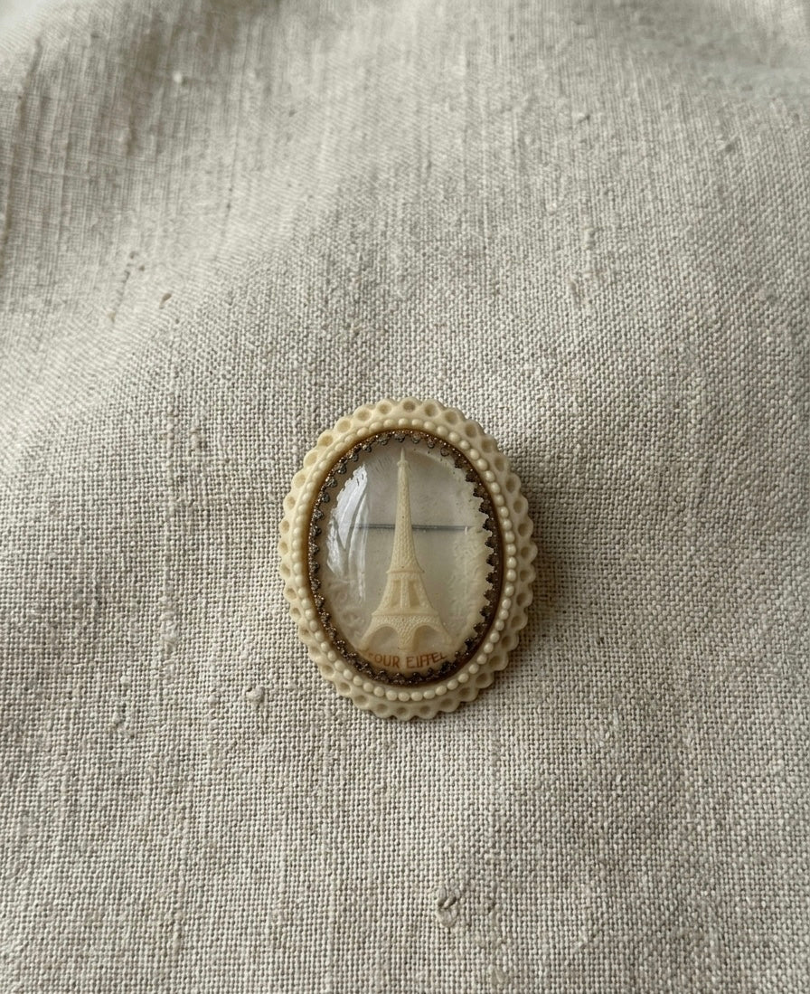 Broche ovale avec Tour Eiffel