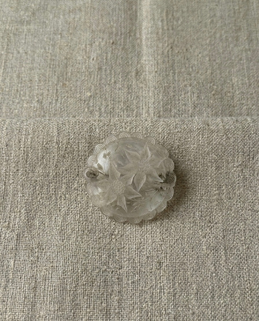 Broche ronde transparente avec fleurs blanches
