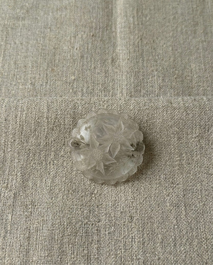 Broche ronde transparente avec fleurs blanches