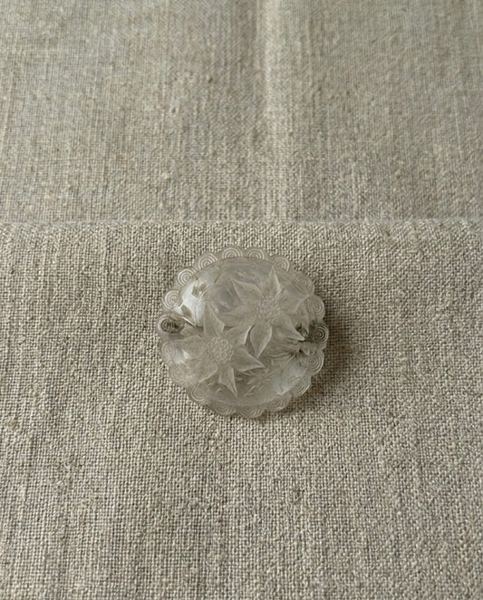 Broche ronde transparente avec fleurs blanches