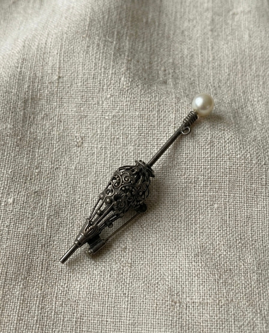 Broche ancienne en forme de parapluie