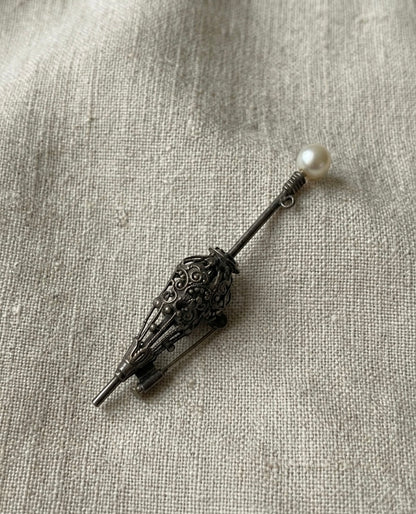 Broche ancienne en forme de parapluie