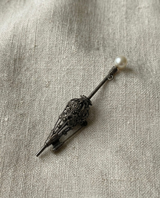 Broche ancienne en forme de parapluie