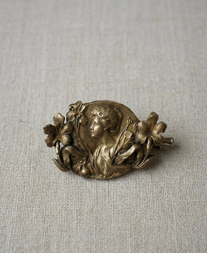 Broche avec dame et fleurs