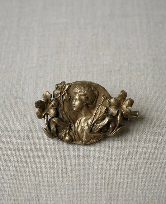 Broche avec dame et fleurs