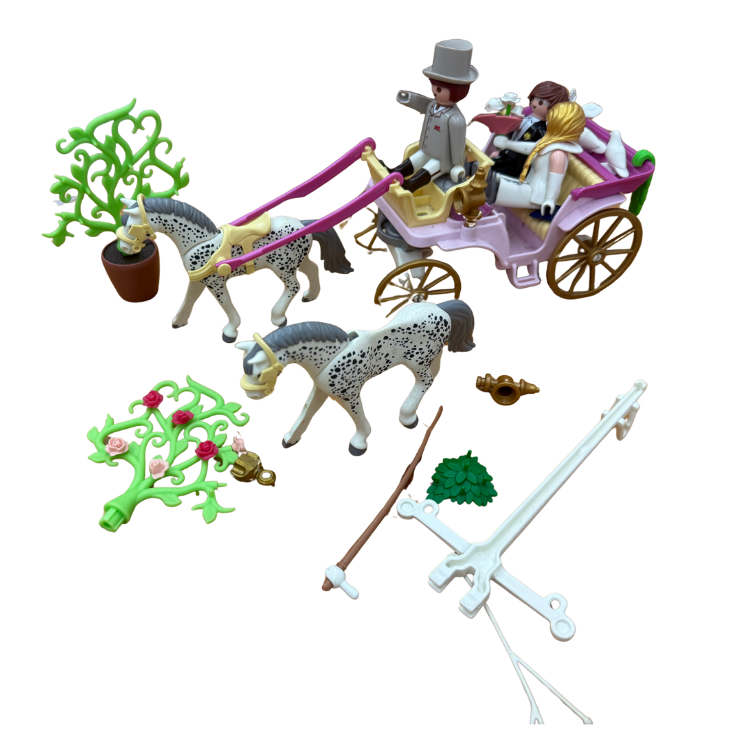 Lot Playmobil avec calèche, marié, femme, deux chevaux et accessoires